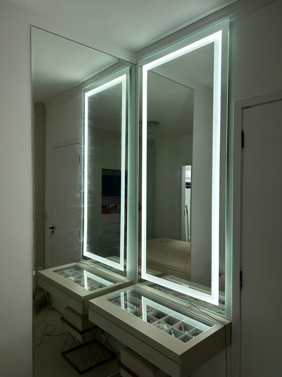 Dois espelhos de corpo inteiro com iluminação de LED embutida na borda, instalados sobre penteadeira